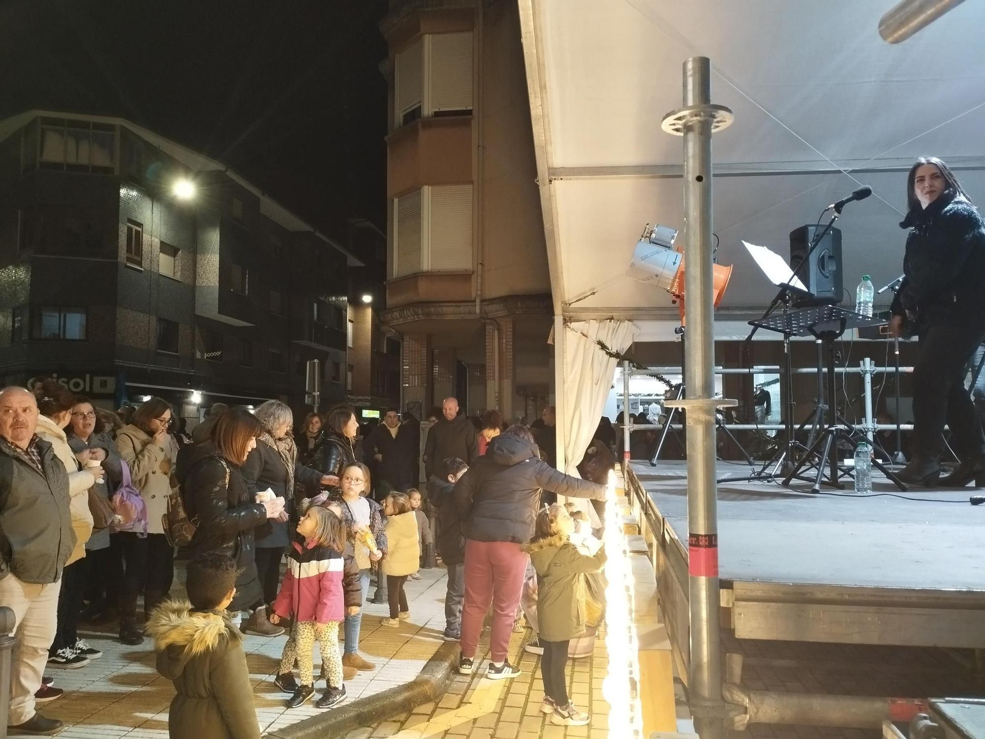 El divertido encendido del alumbrado navideño en Llanera, en imágenes