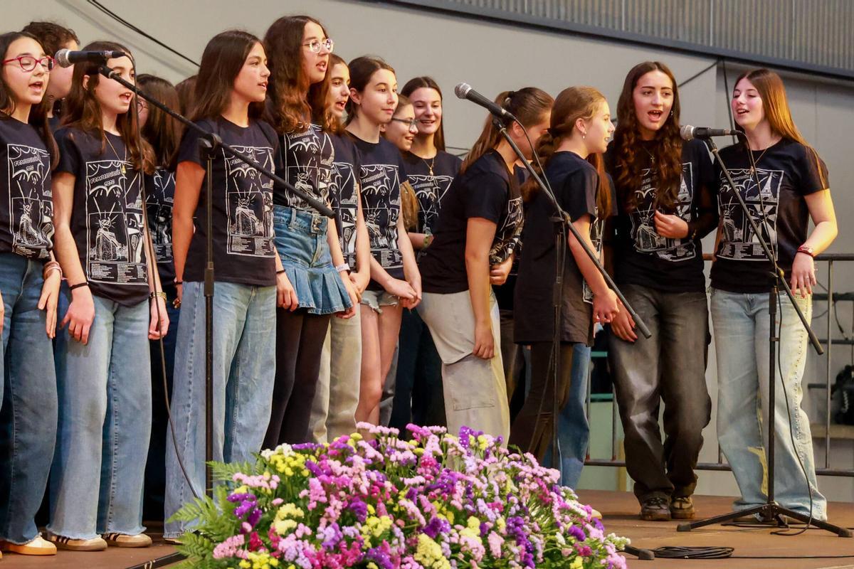 Un grupo de jóvenes canta sobre el escenario del pabellón de Vilanova.