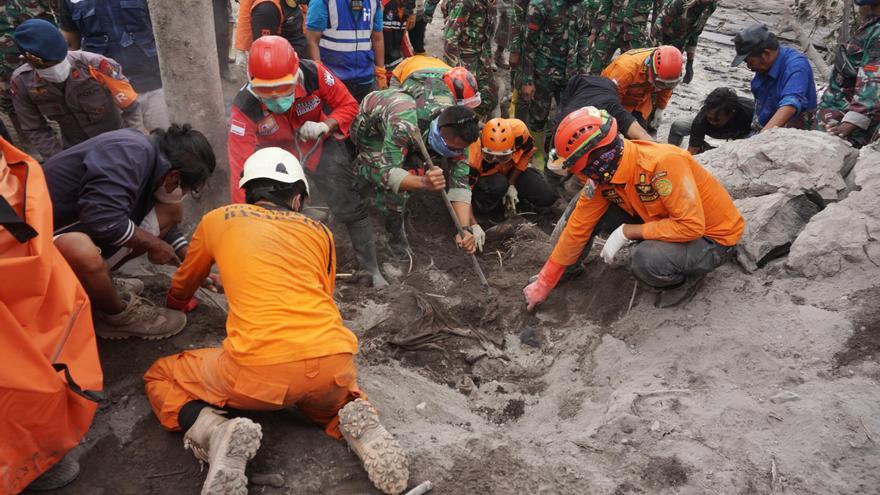 Elevan a 15 los fallecidos por la erupción del volcán Semeru en Indonesia