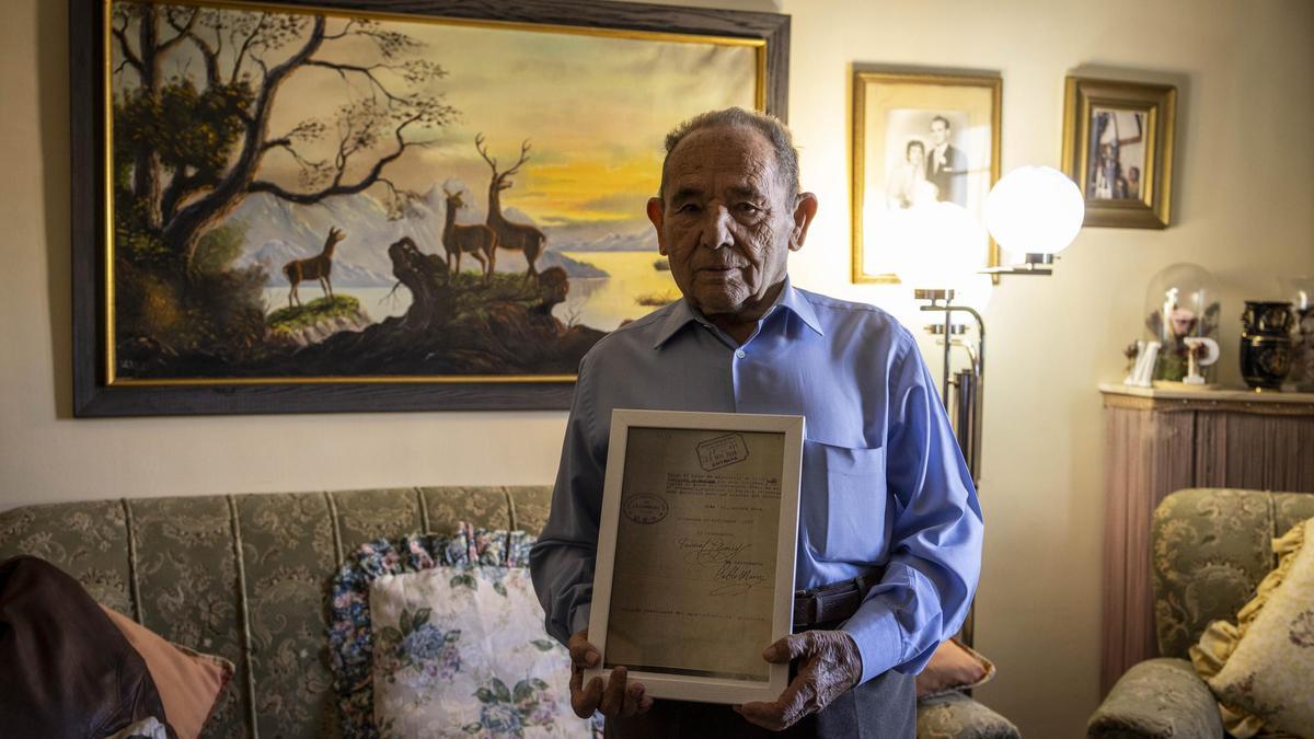 El ingeniero Pablo Marco con los documentos de su padre que ha recuperado a los 95 años.