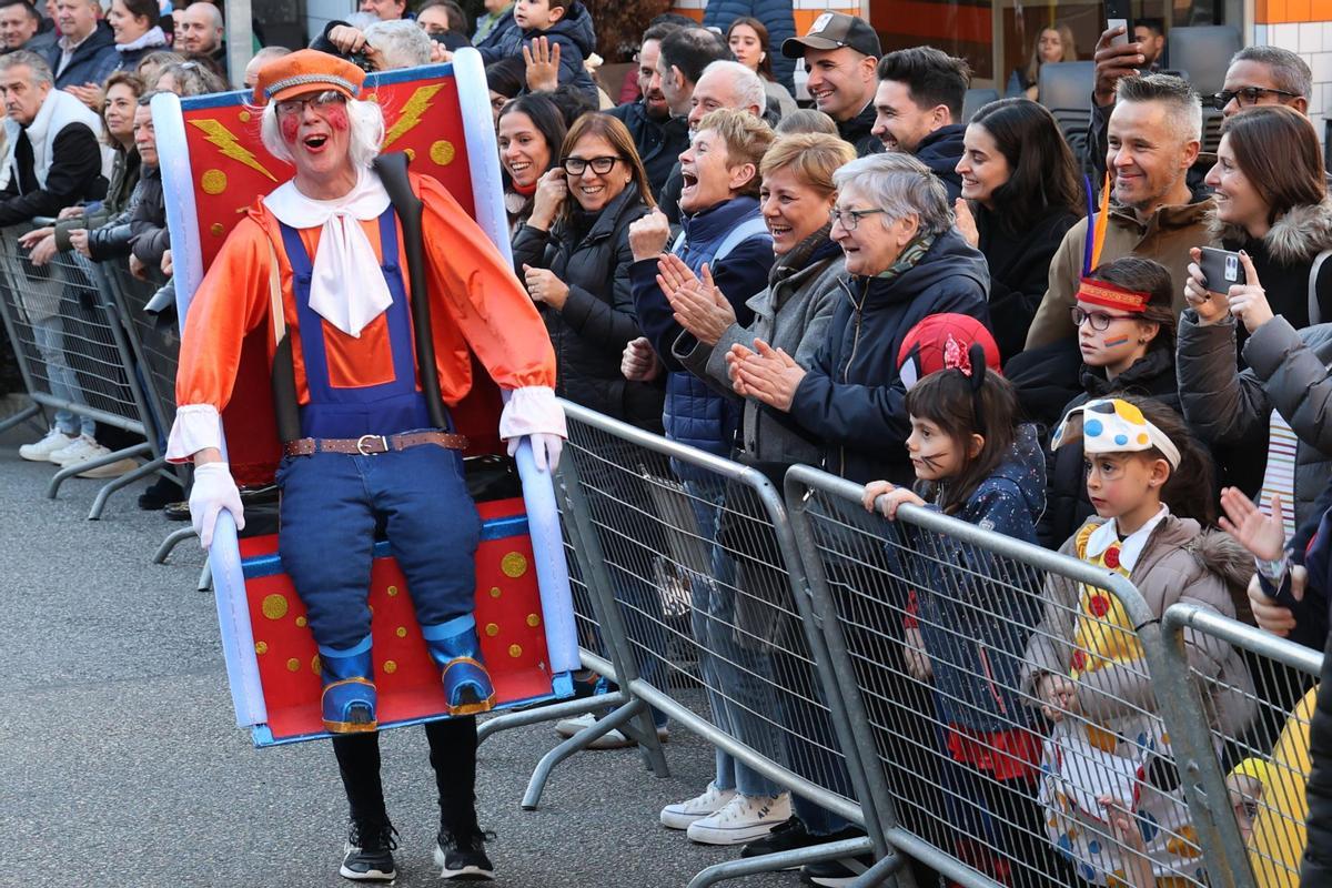 Vigo festeja su Entroido: el desfile de comparsas llena las calles