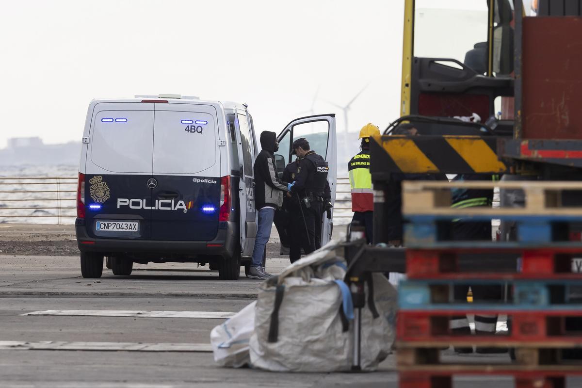 Uno de los tripulantes africanos del barco, detenido.