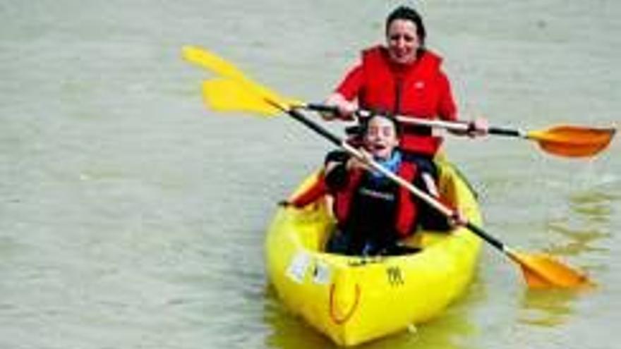 Las piraguas toman por
un dia el rio guadalquivir