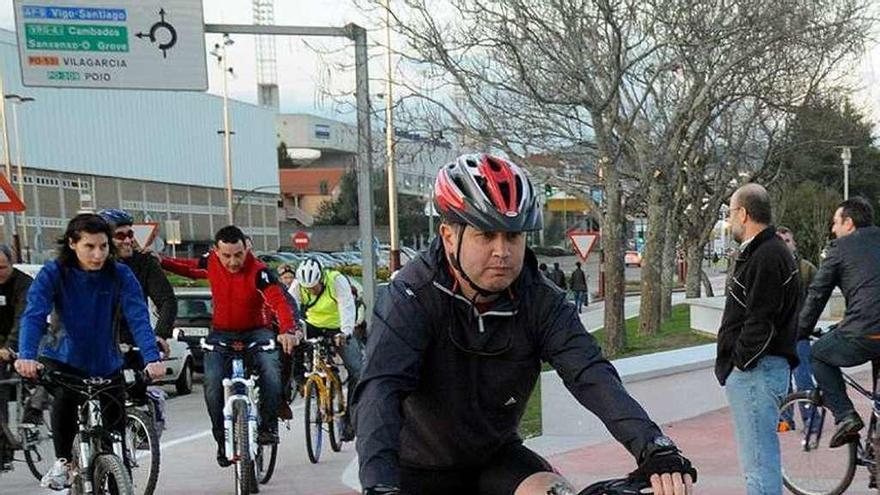 Usuarios en el carril bici de la avenida de Compostela. // R. Vázquez