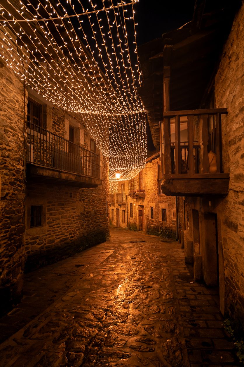 Preciosa calle del pueblo medieval de Puebla de Sanabria, en Zamora.