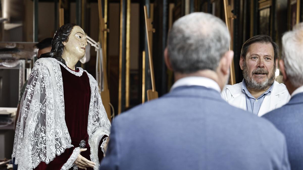 El restaurador municipal junto a la Virgen del Primer Dolor este miércoles