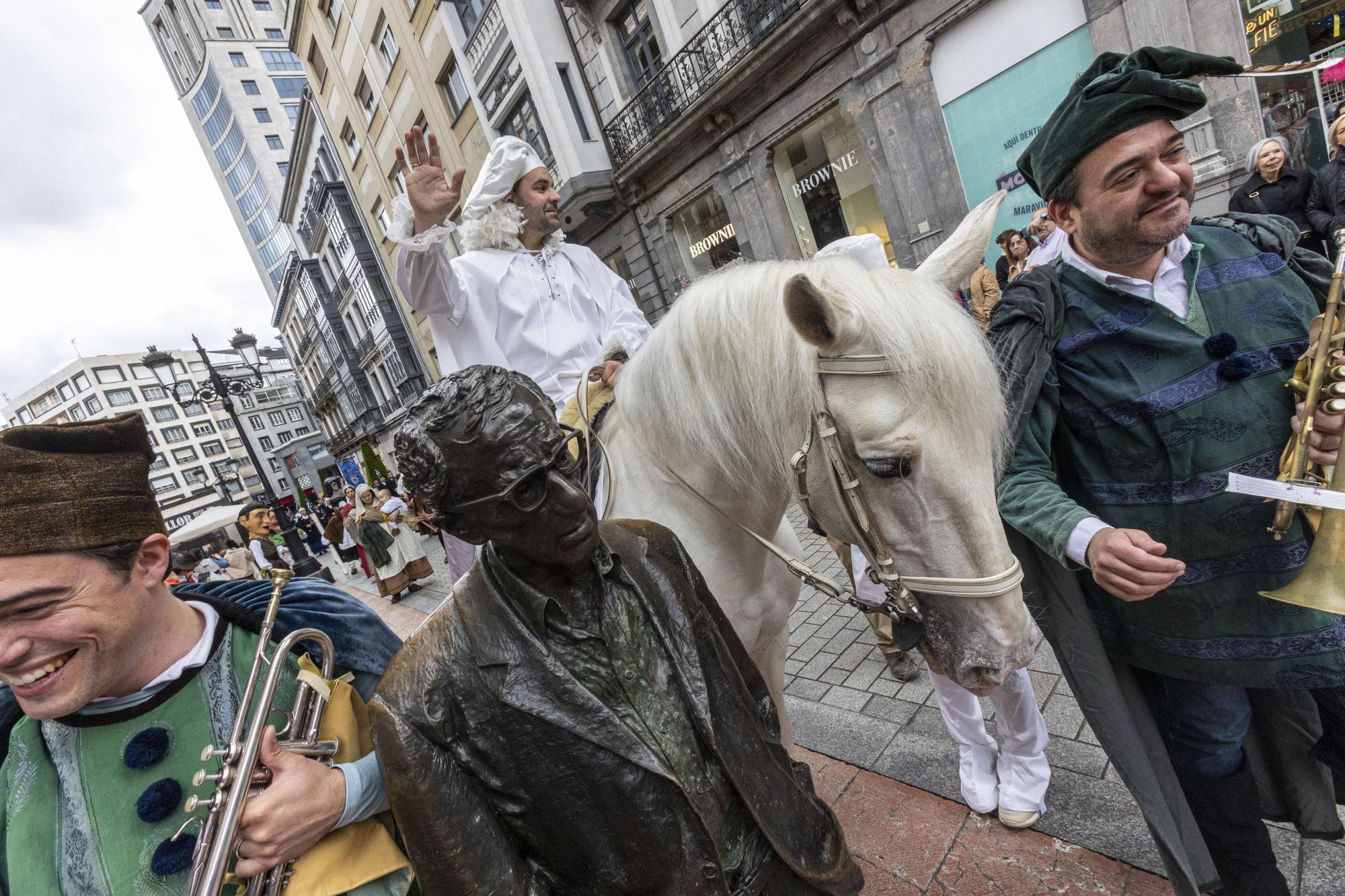 En imágenes | Cabalgata del Heraldo por las calles de Oviedo