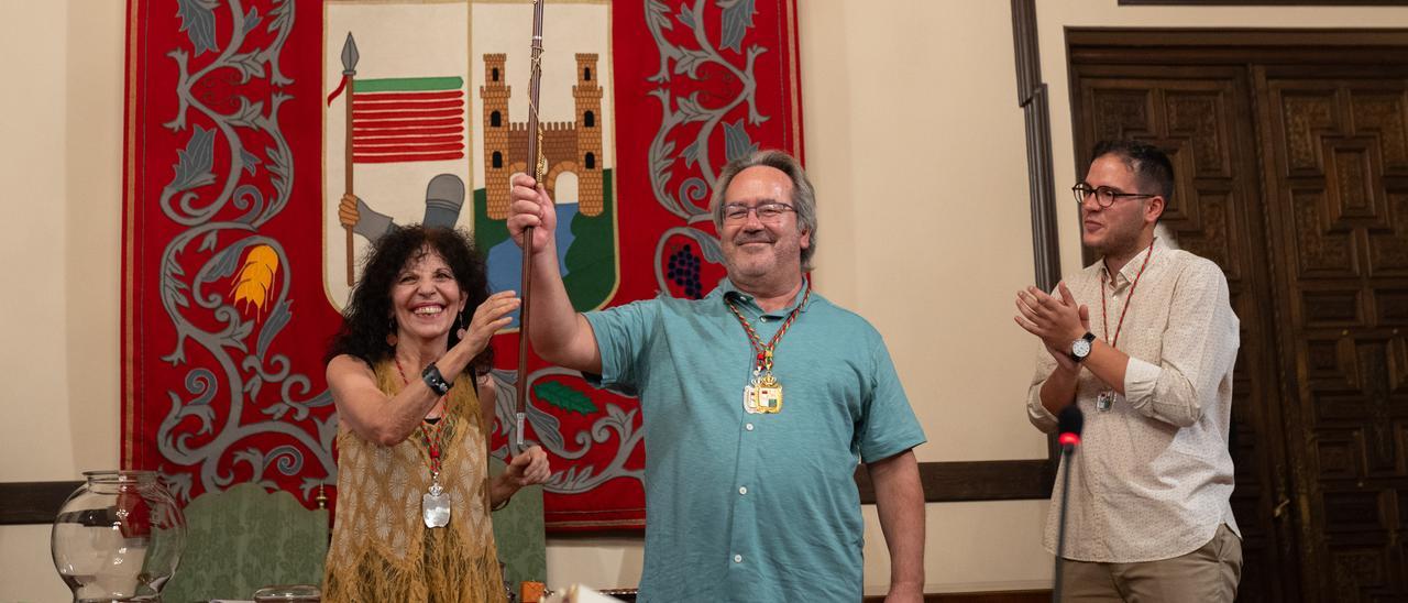 Laura Rivera y Francisco Guarido, que sostiene el bastón de alcalde en su tercera investidura,en junio de 2023.