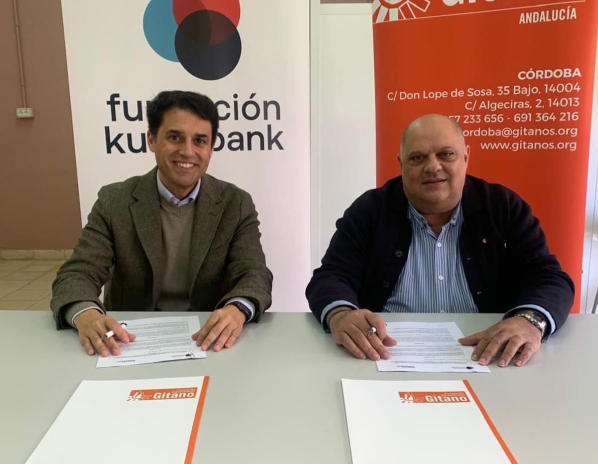 Firma del acuerdo por el director de la Fundación Kutxabank, Leopoldo Izquierdo, y el director territorial de Andalucía de Secretariado Gitano, Juan Reyes.