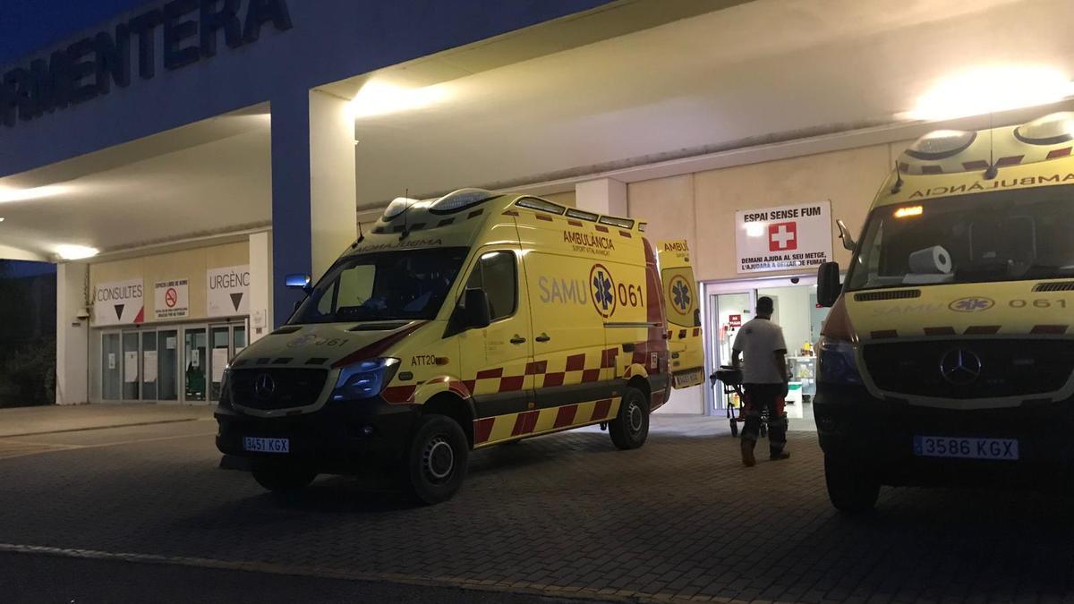 Una ambulancia en el hospital de Formentera.