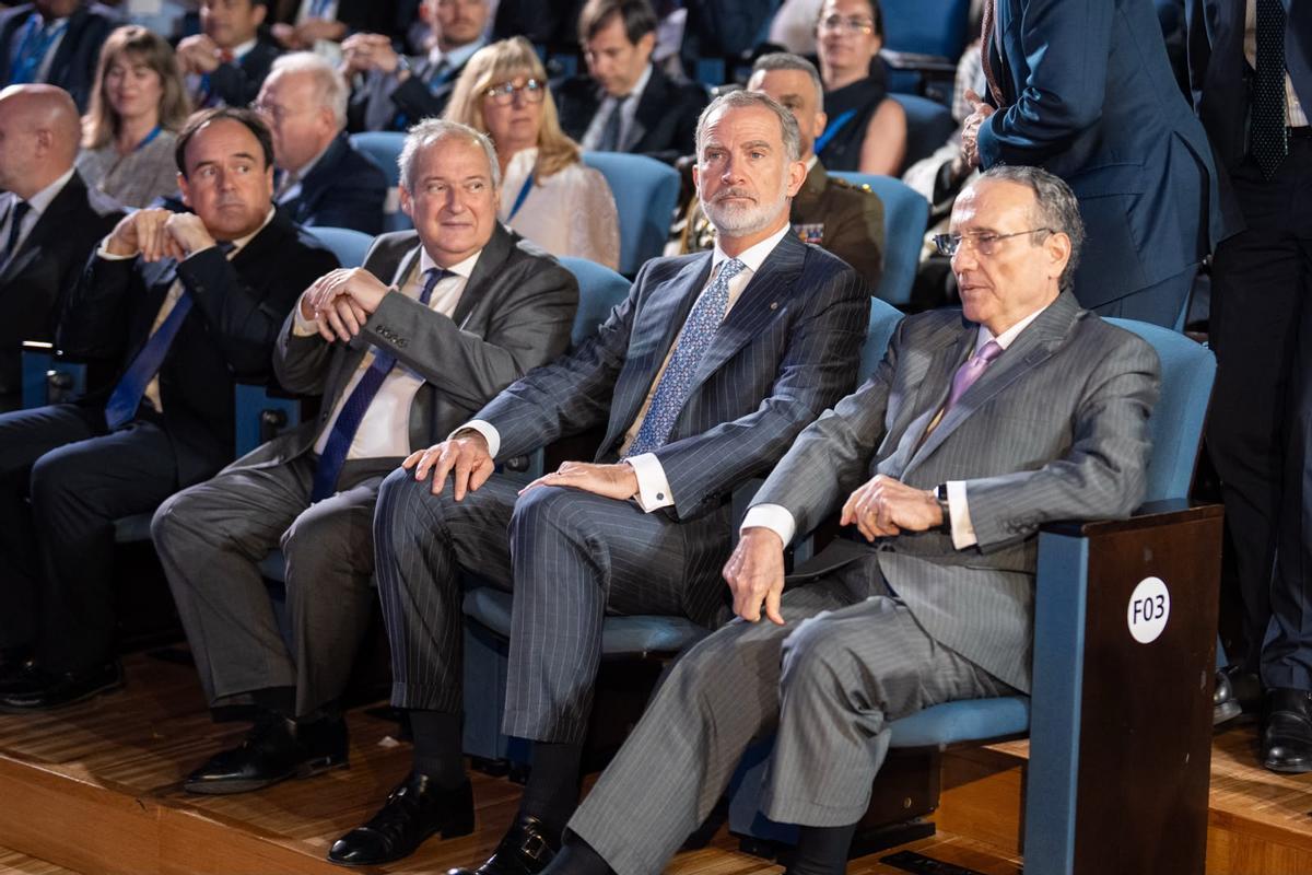 Felipe rey de España junto a Javier Moll, presidente de Prensa Ibérica, como público del lll Foro del Mediterráneo. Felipe rey de España junto a Javier Moll, presidente de Prensa Ibérica, como público del lll Foro del Mediterráneo.