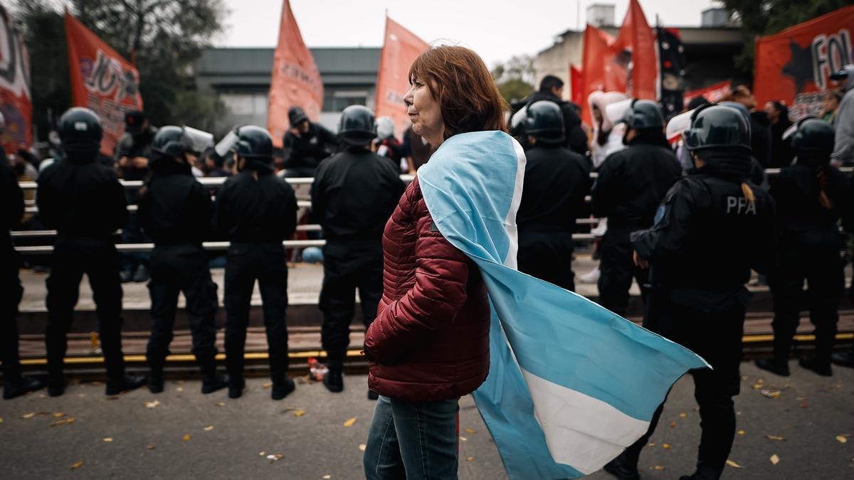 Una persona se manifiesta durante una protesta convocada por la Unión de Trabajadores de la Economía Social (UTEP).