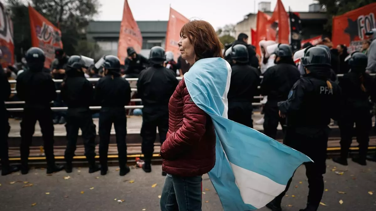 Milei enfrenta la segunda huelga del movimiento obrero en medio del derrumbe económico