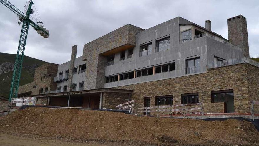 Edificio en construcción del futuro balneario que se levanta en Calabor.