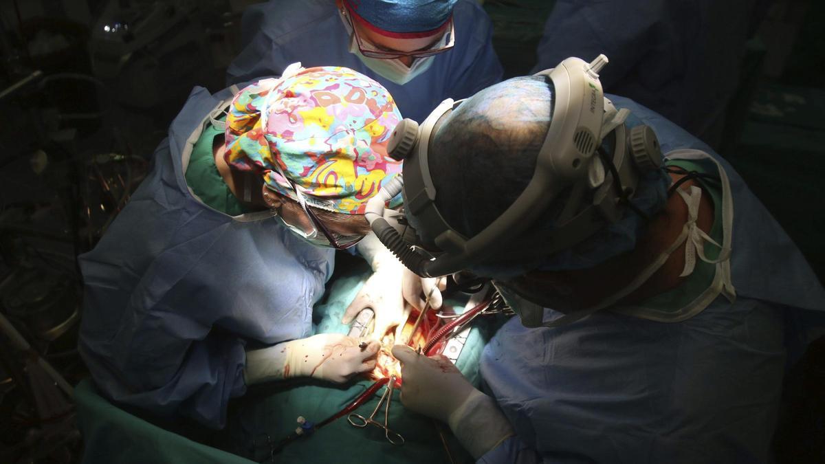 Un equipo médico realiza un trasplante de corazón.