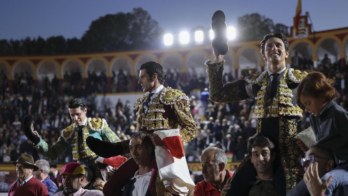 Los tres salen a hombros por la puerta grande.