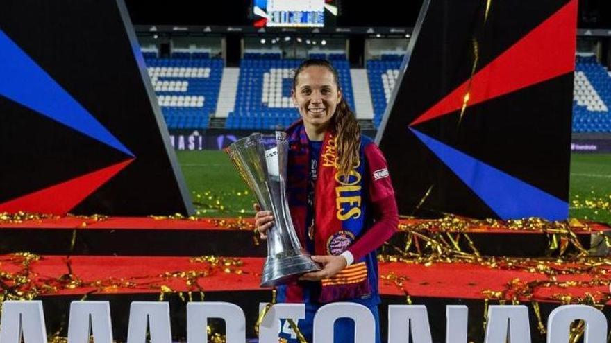 Martina amb el trofeu de la Supercopa. | INSTAGRAM