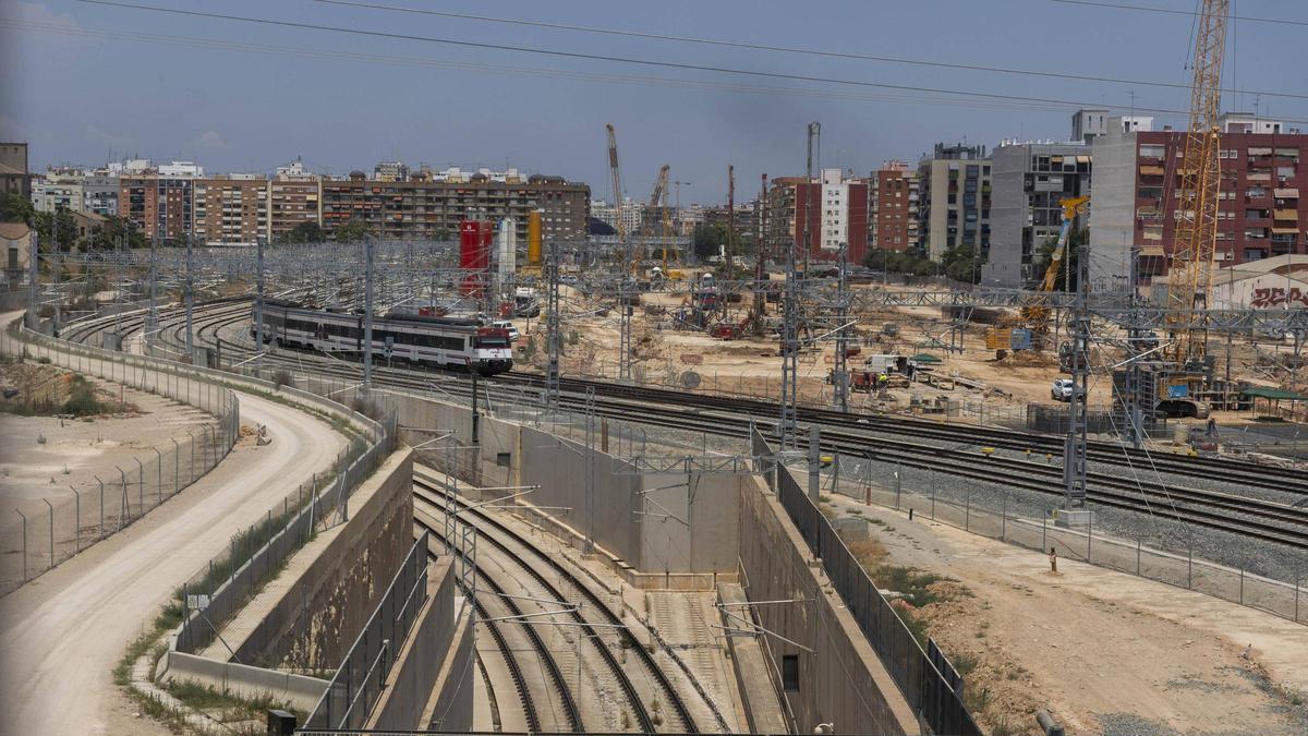 Obras de soterramniento de las vías del tren en el Parc Central de València.
