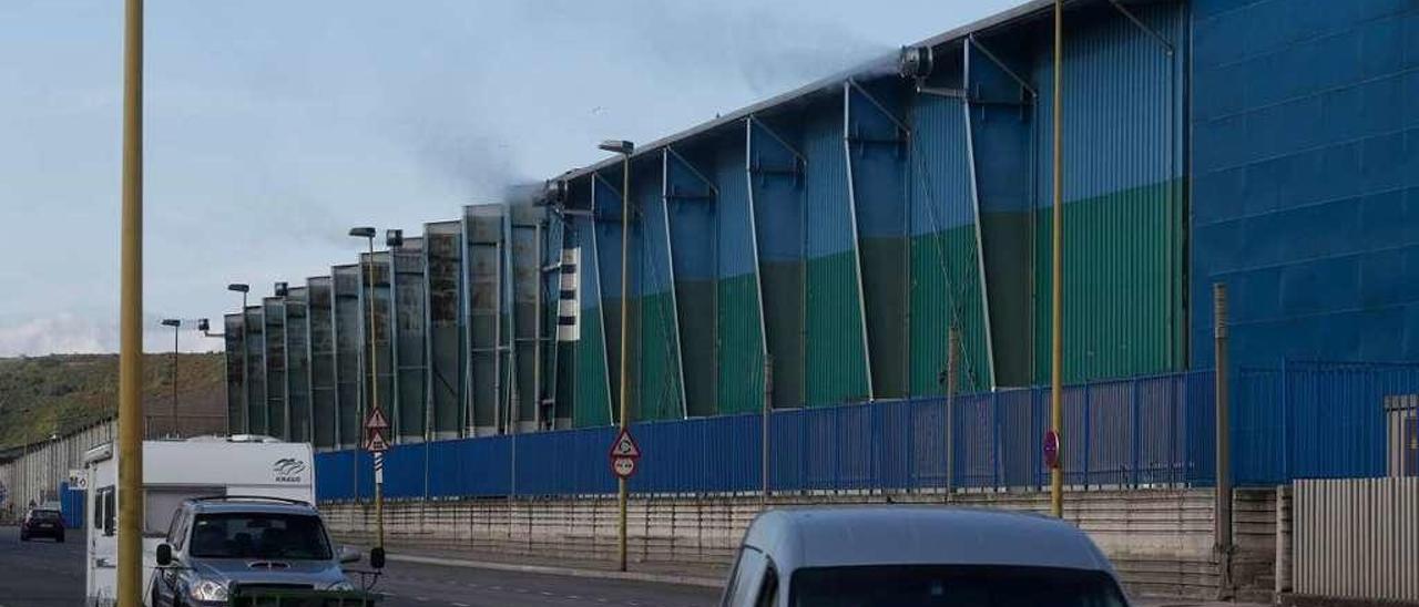 Cañones nebulizadores funcionando en la travesía de la Industria, junto a la estación de Matadero.