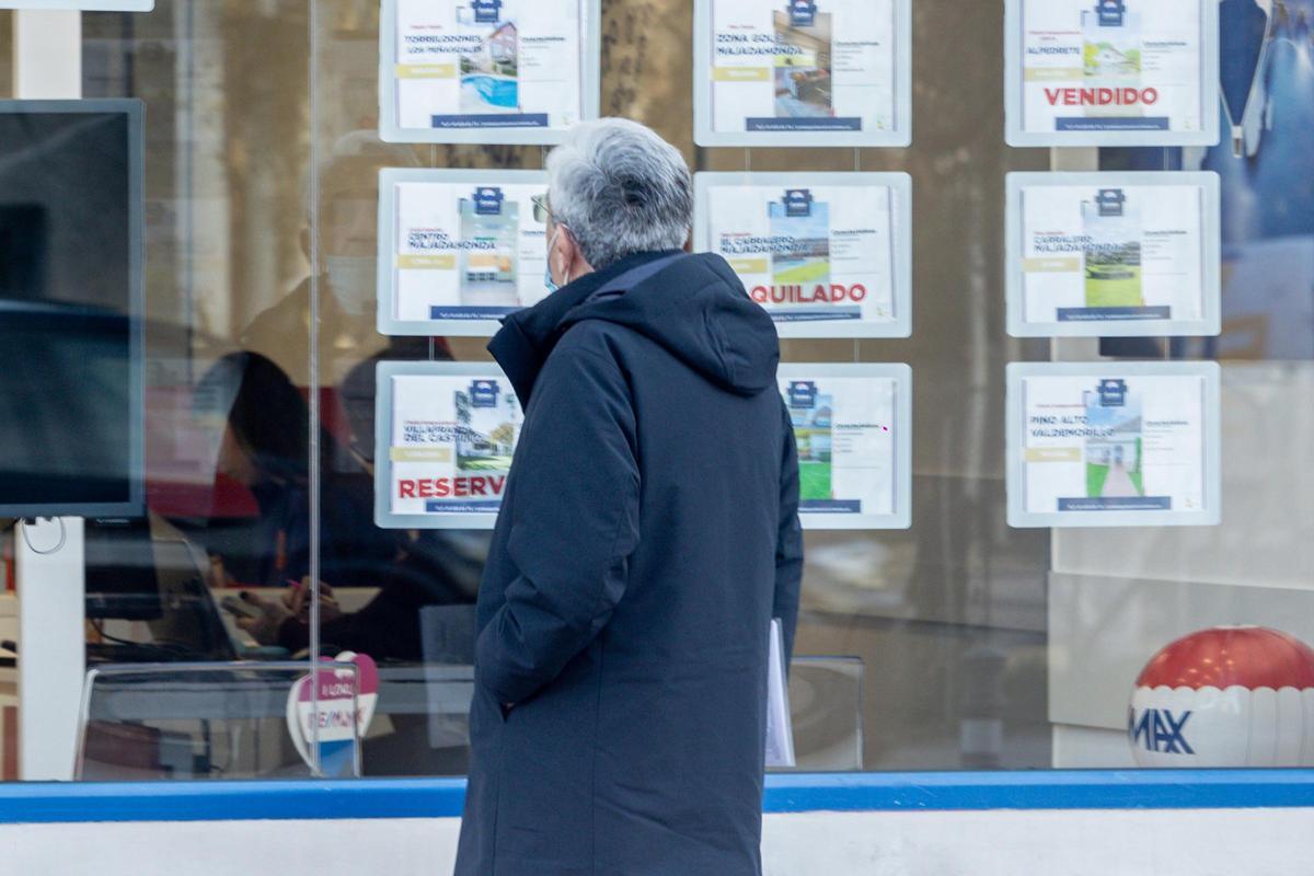 Un hombre observa las ofertas de una inmobiliaria.