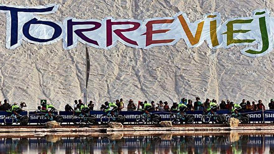 Los ciclistas pasan por delante de las salinas de la ciudad alicantina de Torrevieja.