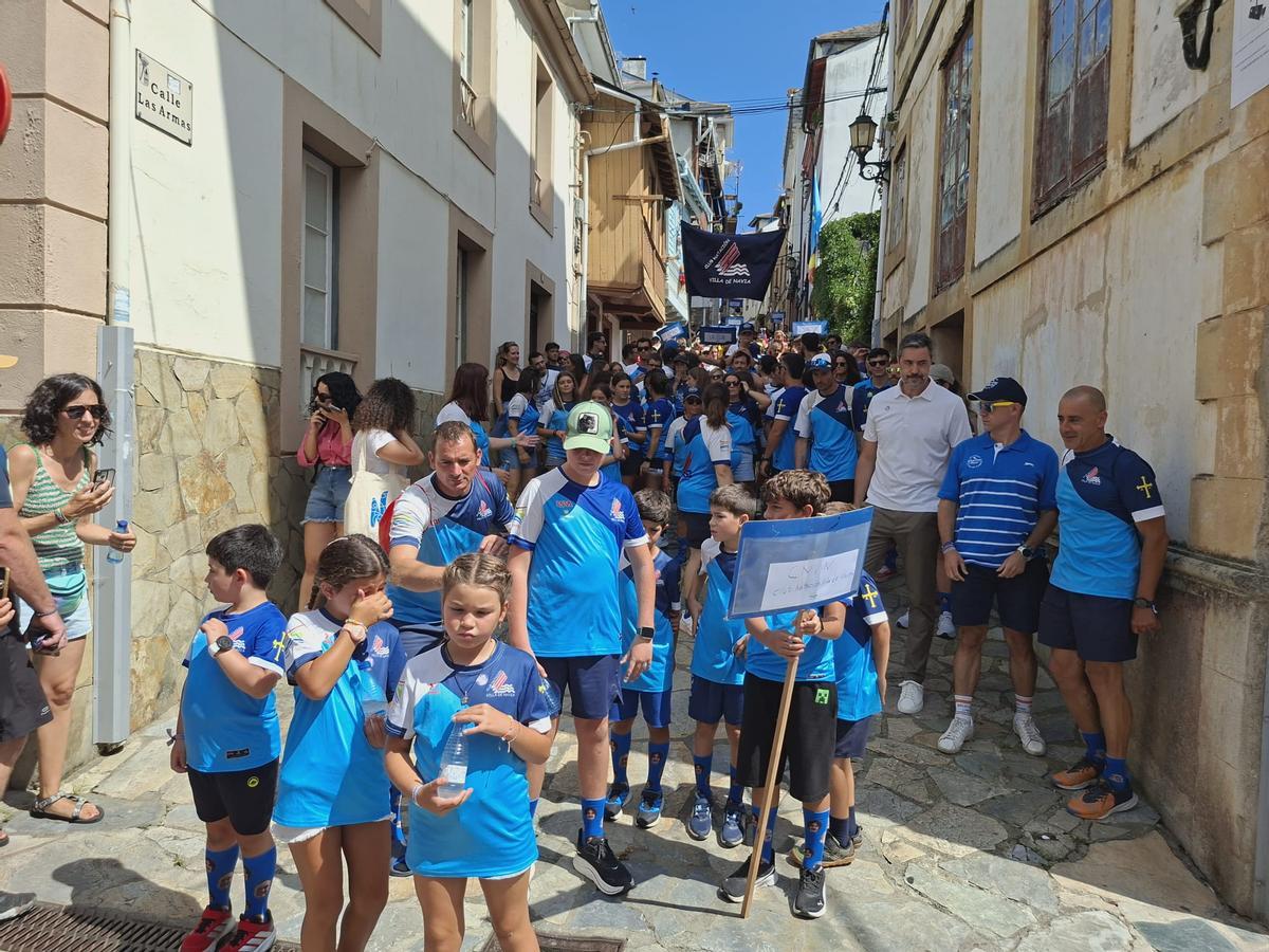 En imágenes: Los nadadores toman las calles de Navia en un ambiente "espectacular" En imágenes: Los nadadores toman las calles de Navia en un ambiente "espectacular"