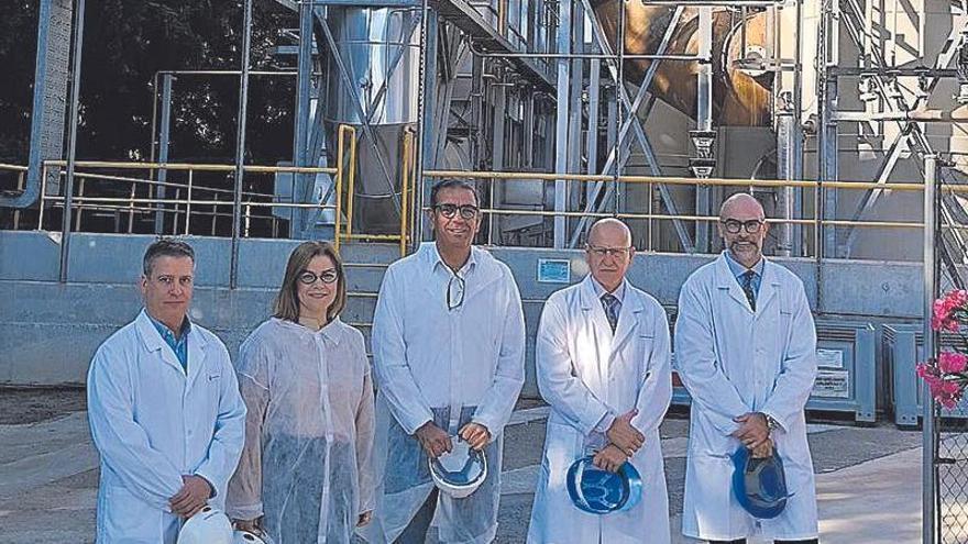 Visita de la UMU a la fábrica de Derivados Químicos en Alcantarilla para evaluar el progreso de la Cátedra OLON