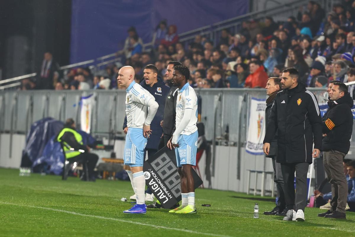 Paul Akouokou, antes de entrar al campo en el Ibercaja Estadio ante el Sanse.