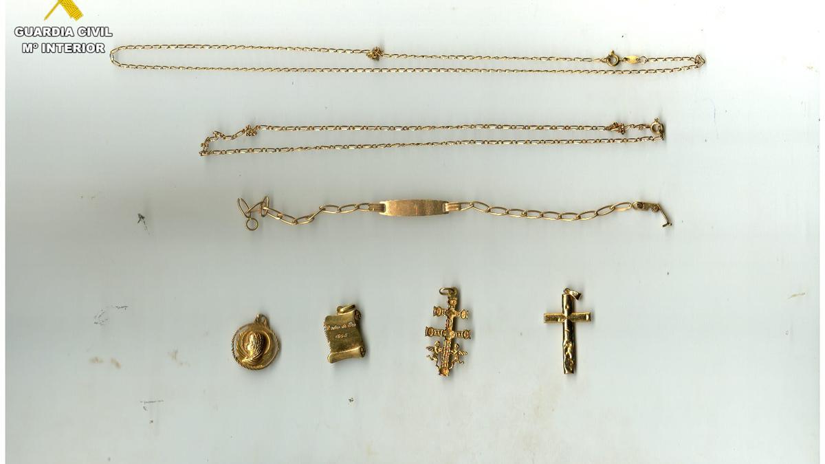 Algunas de las joyas de oro recuperadas por la Guardia Civil al detener al ladrón