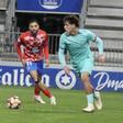 Héctor Fort avanza bajo la vigilancia del jugador del Lugo Antoñín