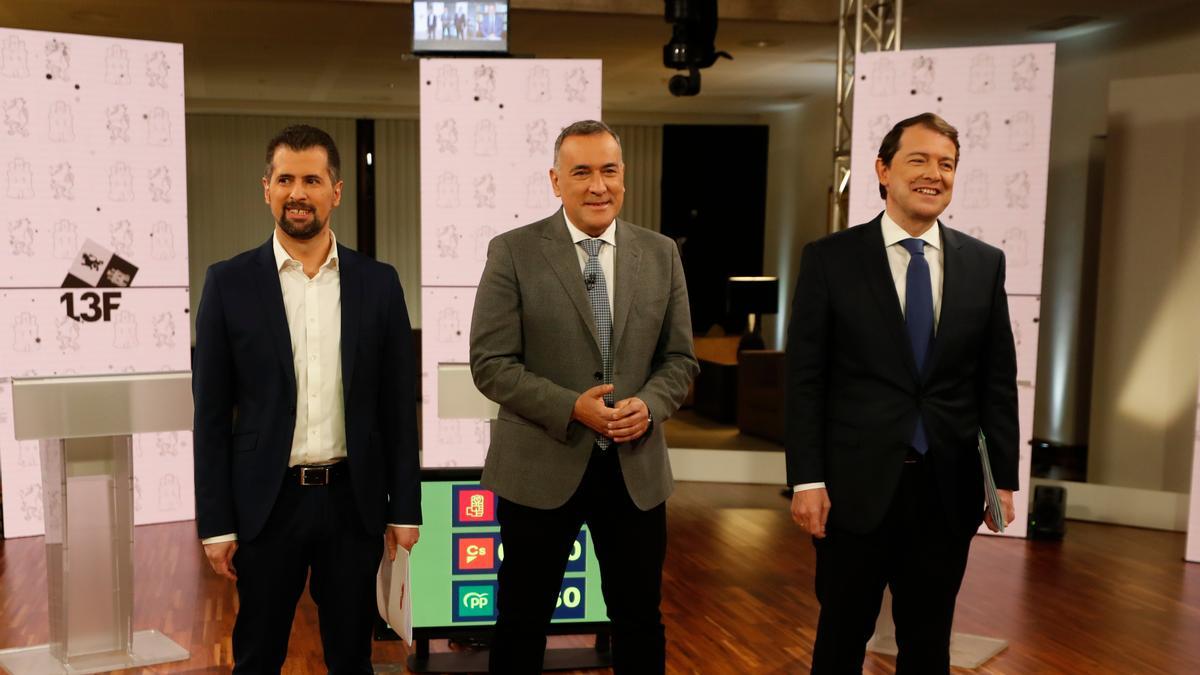 Los candidatos Tudanca y Mañueco posan junto al moderador del debate antes del comienzo del debate de las elecciones del 13-F.