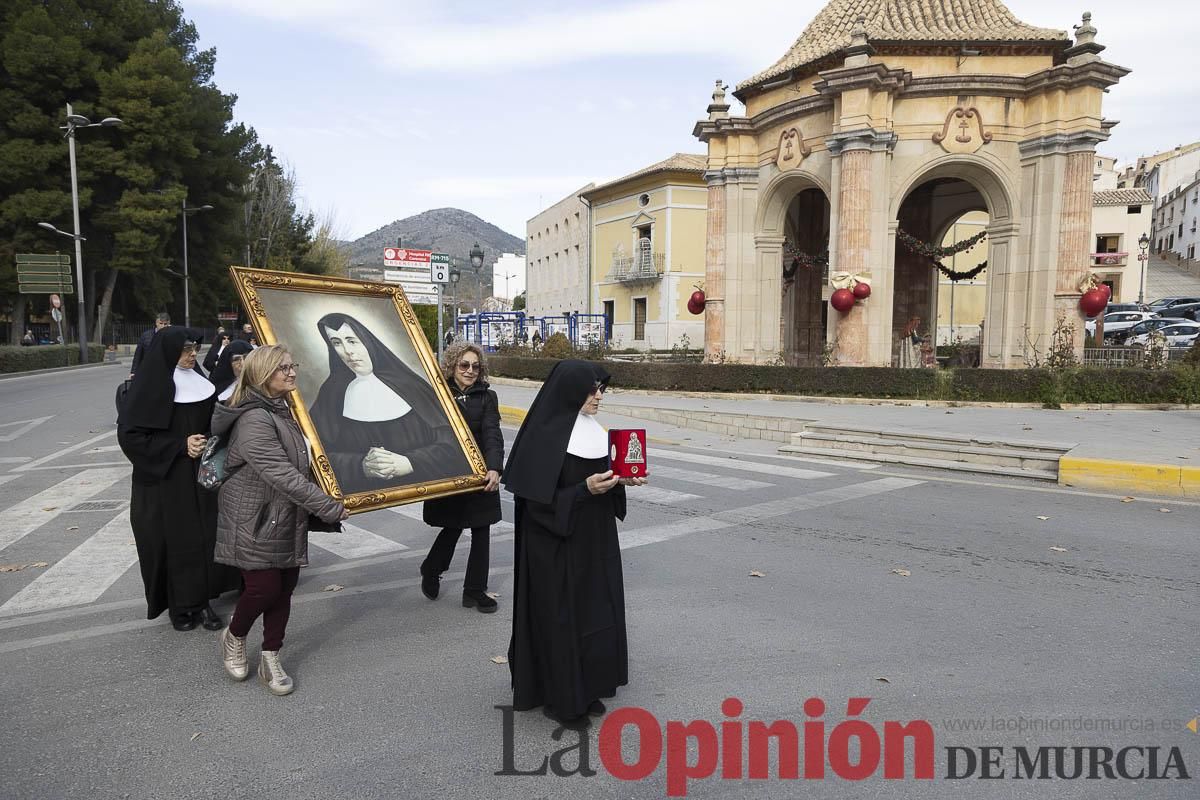 Así ha sido el traslado del cuatro y la reliquia de Santa Teresa de Jornet desde el Asilo hasta la Parroquia de la Concepción en Caravaca