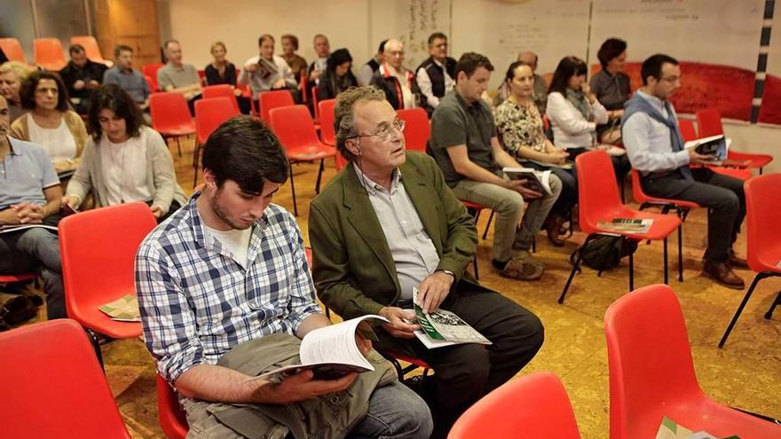 Asistentes al acto de clausura del aniversario del Hogar de San José.