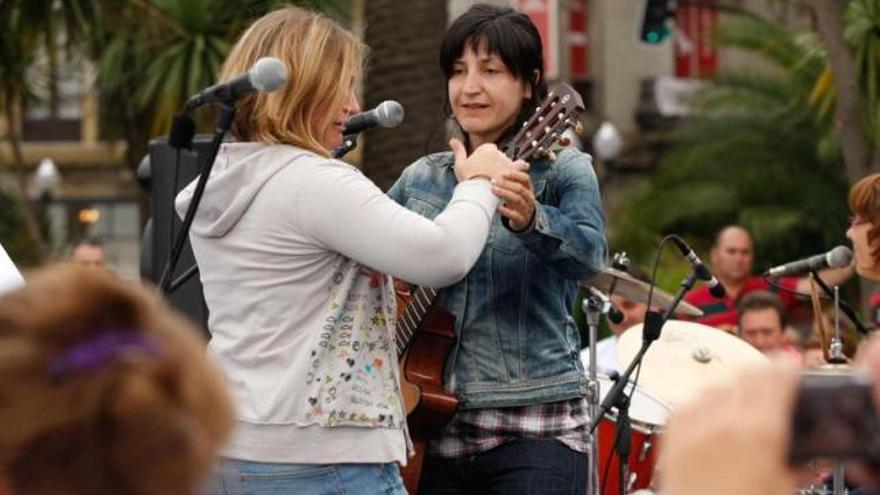 Actuación de &quot;Petit Pop&quot; en los Jardines de la Reina, con Mar Álvarez a la guitarra.