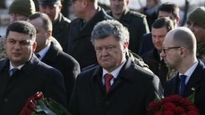 Poroshenko, en el centro, durante un acto celebrado ayer en Kiev.