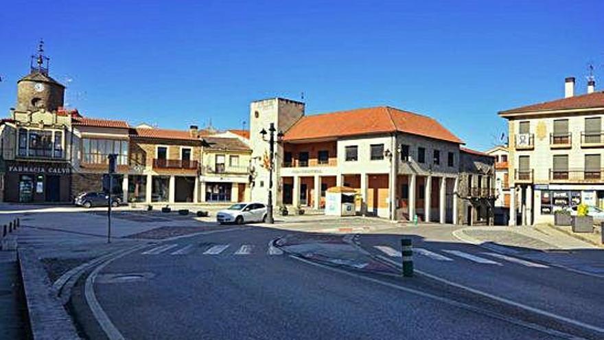 El centro de Alcañices, con la travesía de la N-122 sin tráfico.