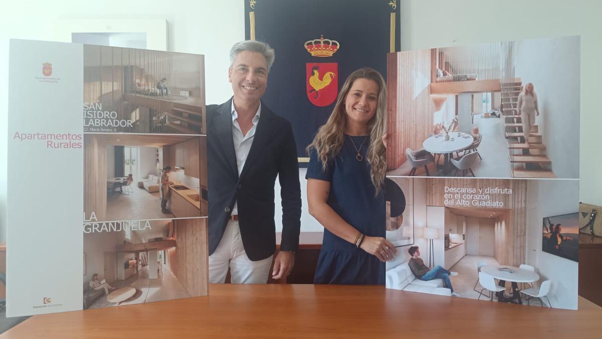 Andrés Lorite, junto a la alcaldesa de La Granjuela, Monserrat Paz, en la presentación de una nueva promoción de apartamentos rurales.