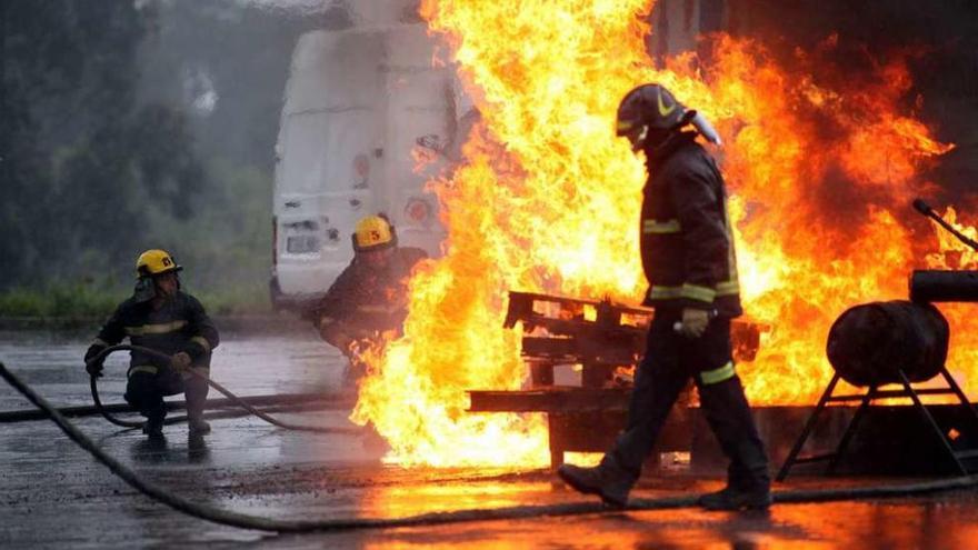 Imagen de archivo de unas sesiones prácticas para bomberos en la Agasp. // Bernabé/Luismy