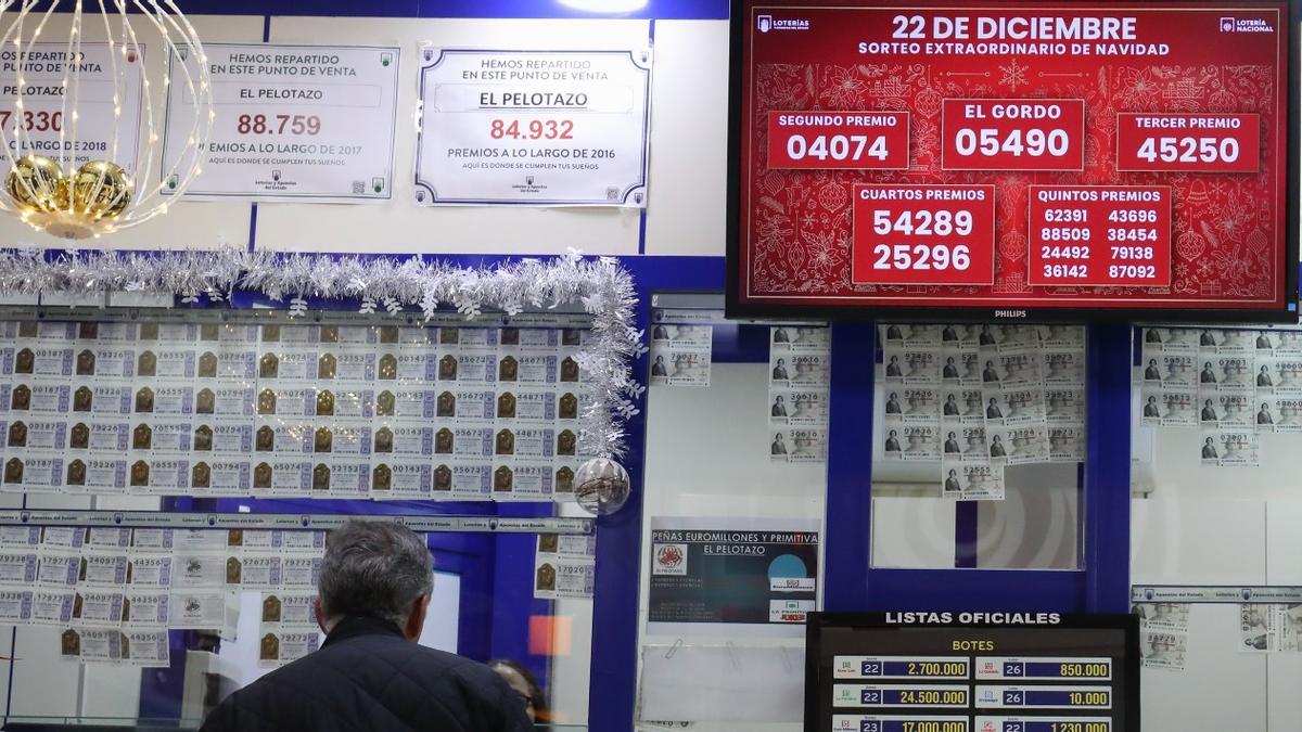 Administración de lotería situada en El Pinar de Las Rozas, en Madrid, el día del sorteo extraordinario de Navidad 2022.