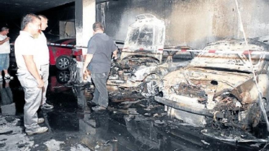 Tres heridos y seis coches quemados en un incendio