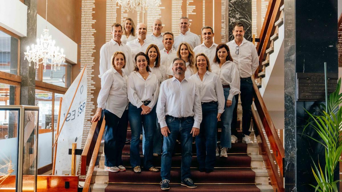Pity Sánchez, en primera fila, junto a las personas que conforman su candidatura al Náutico.