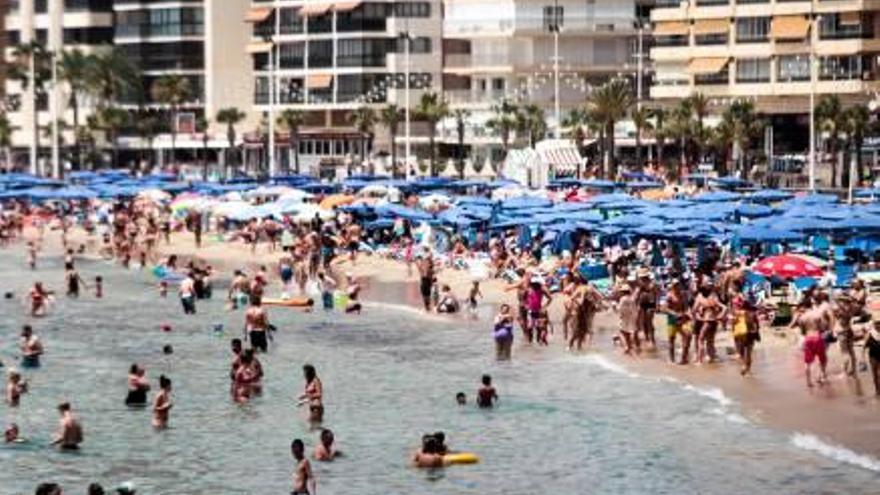 Imagen de los turistas en la playa de Benidorm