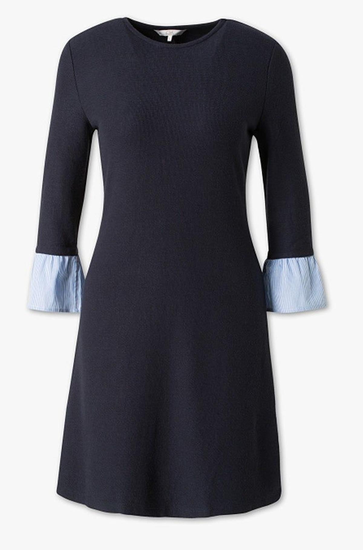 Vestido azul con empuñadura de camisa de rayas de C&amp;A (Precio: 12,90 euros)