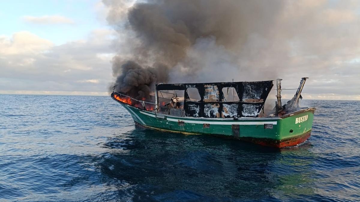El barco incendiado.