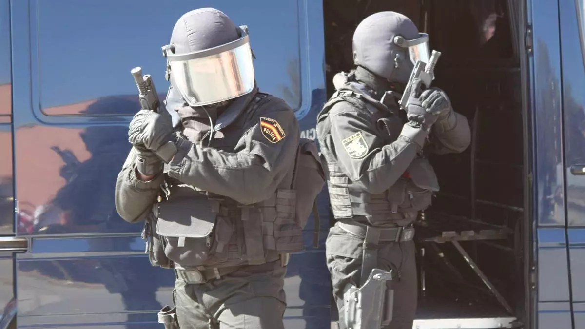 Un joven armado con una escopeta y una ballesta se atrinchera en Madrid