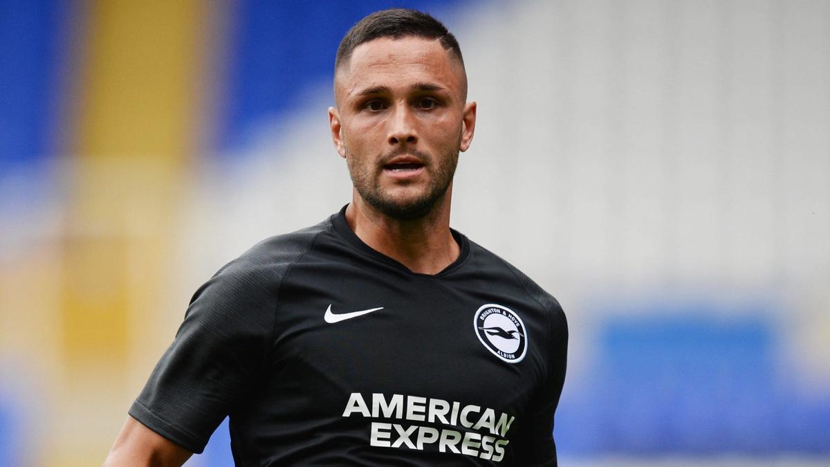 Florin Andone, con la elástica del Brighton de la Premier League.