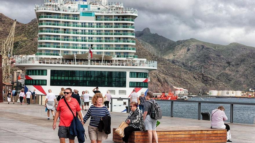 Cruceristas desembarcan para recorrer Santa Cruz de Tenerife.