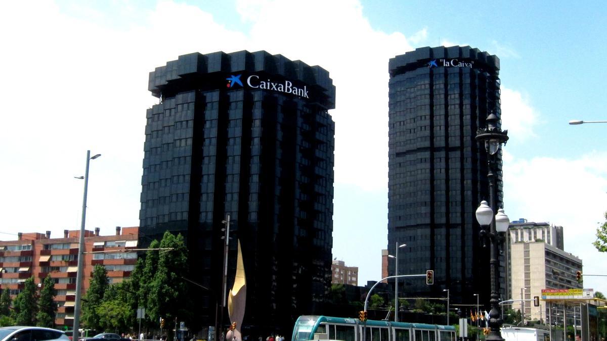 Sede de La Caixa con el logotipo de Caixabank