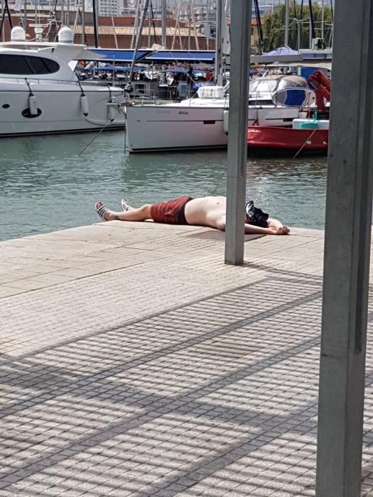 Un turista borracho se desploma en el Moll Vell a plena luz del día