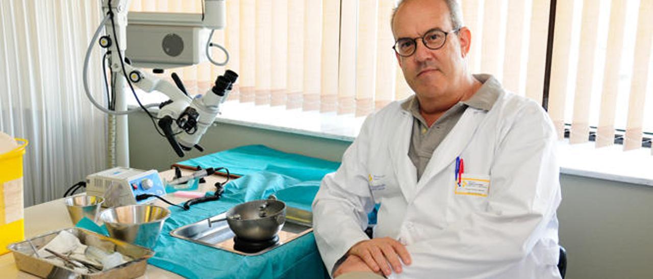 El doctor Ángel Ramos, ayer, en el laboratorio de la Unidad de Hipoacusia del Hospital Insular de Las Palmas de Gran Canaria.